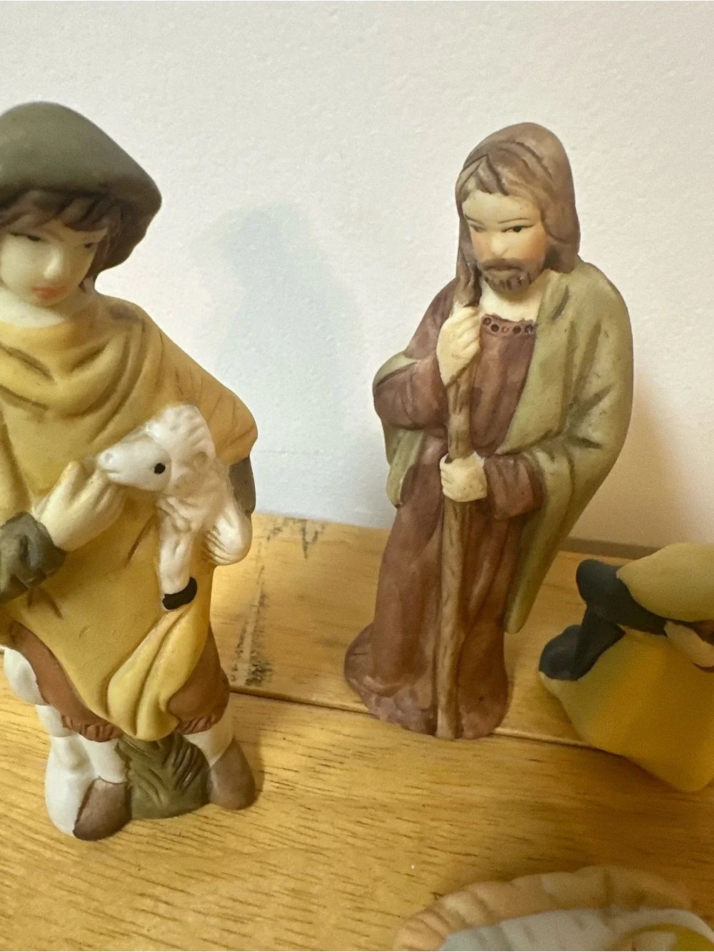 Source Unknown Nativity Figurine Set in Cream, Brown, Yellow and Green